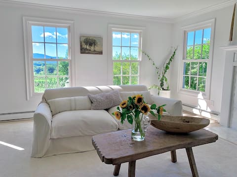 TREE FARM Hilltop Getaway: Majestic Mountain Views