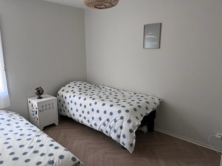 חדר שינה 3 עם 2 מיטות יחיד שאנחנו יכולים להישאר יחד כדי להציע מיטת קינג סייז אחת