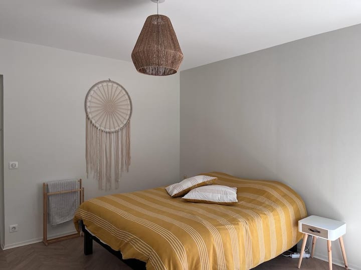 חדר שינה 1 עם גישה למרפסת ולגינה