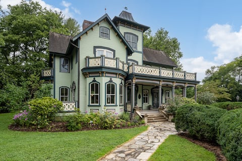 Mountain estate - reunions, elopements, sleeps 14