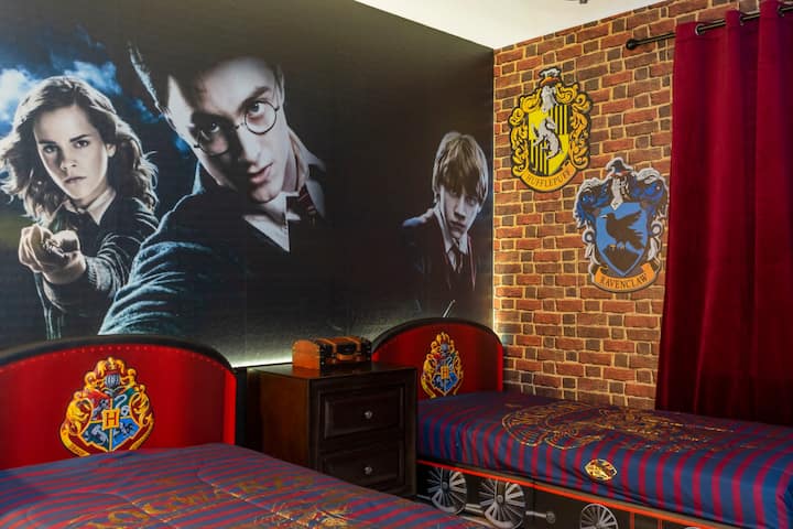 TV s izbou Harryho Pottera 

2 lôžka 
2 nočné stolíky