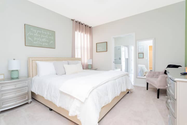 TV s hlavnou spálňou 

Posteľ 
s manželskou posteľou veľkosti King je veľmi pohodlná s kúpeľňou a prístupom k bazénu 
