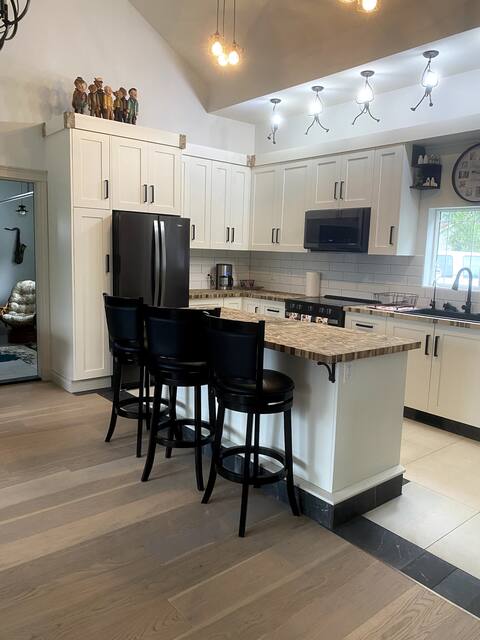 Cheerful Executive Style 4 Bedroom Home