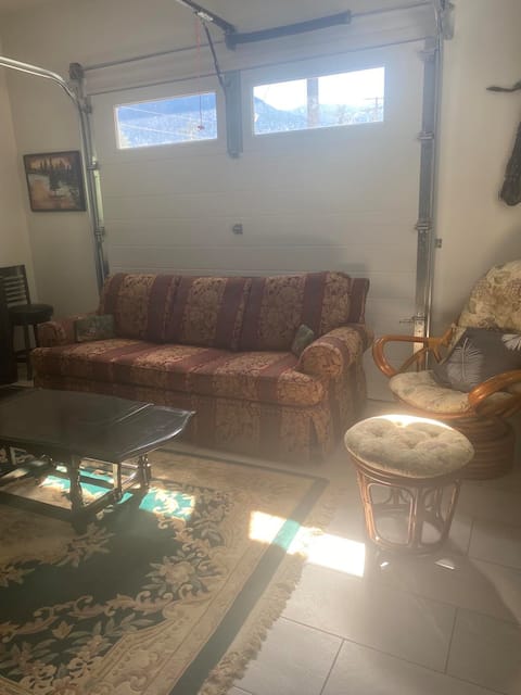 Top performing Airbnb: Cheerful Executive Style 4 Bedroom Home in Okanagan Similkameen