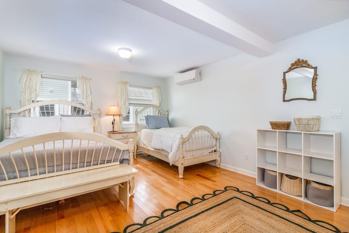 Bedroom #3 - ONE QUEEN BED & ONE SINGLE BED (1 toddler bed also available)