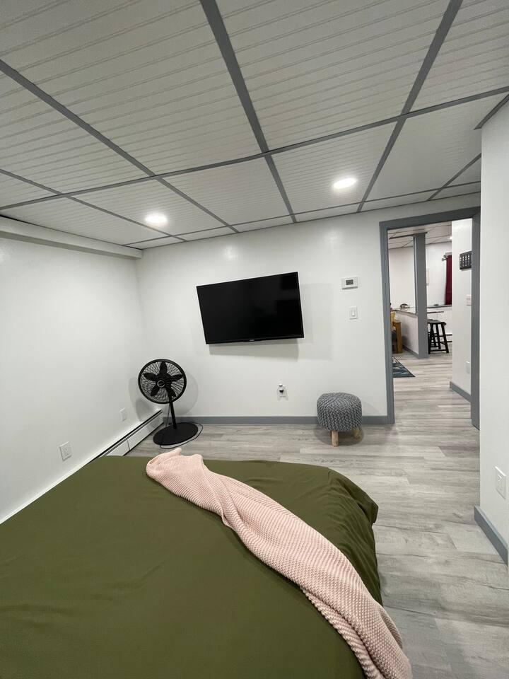 Wat? de slaapkamer heeft ook een tv met de meeste streamingdiensten. 

PS - Tv ziet er kleiner uit op foto 's