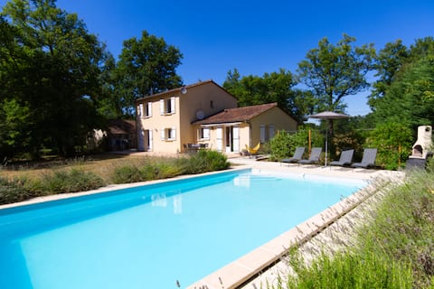 5-bed house with pool in Dordogne, walk to beach