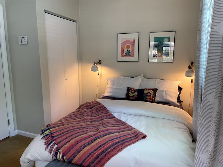 Le lit double est en latex et très confortable. La chambre est calme et donne sur la piscine. Des portes doubles s'ouvrent sur le patio.