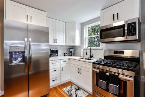 Christmas City Cottage- 5 minutes to Downtown!