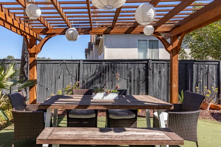 Stylish 4-bedroom home with Pool and Jacuzzi gallery image 5