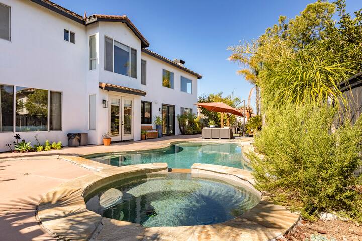 Stylish 4-bedroom home with Pool and Jacuzzi gallery image 3