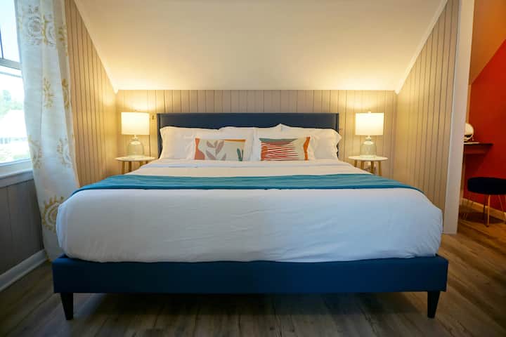 SECOND FLOOR BEDROOM #3
1  KING BED
2 TWIN MATTRESSES