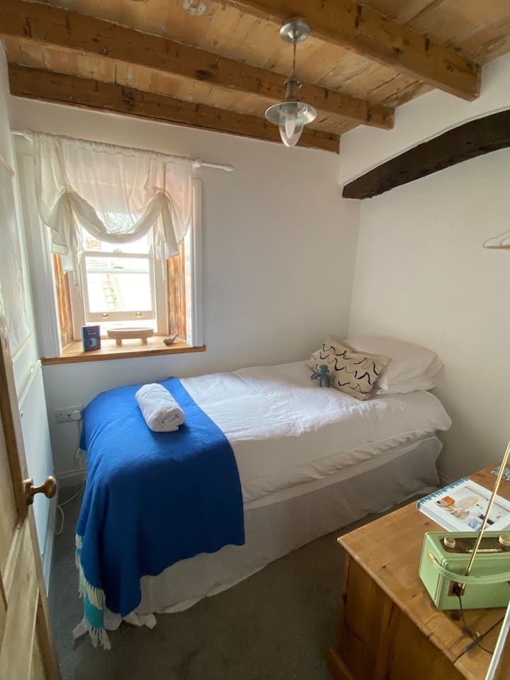 Cosy single bedroom