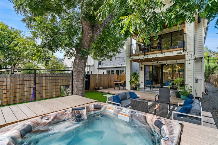 Hot Tub – Lux on 4th