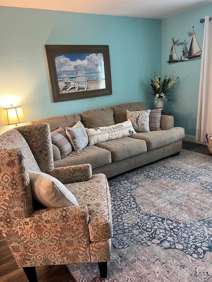 พื้นที่ห้องนั่งเล่นพร้อมโซฟาแบบดึงออกได้