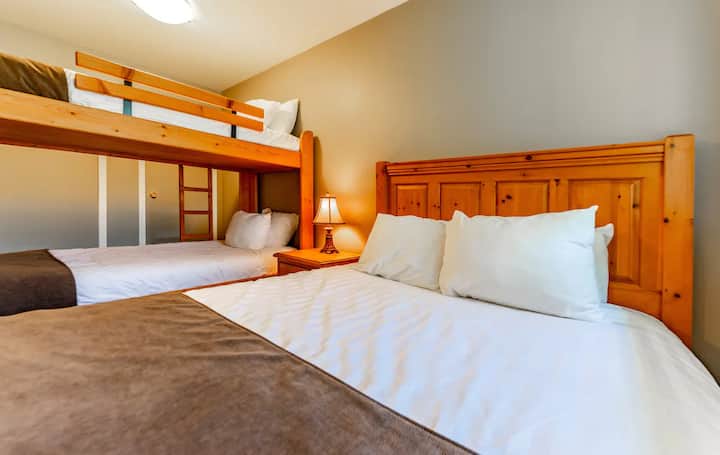 เตียงขนาดใหญ่ที่มีเตียงสองชั้นในห้อง