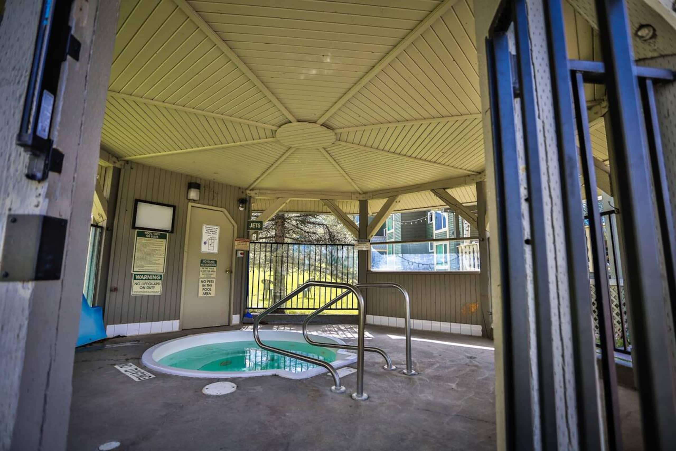 Private Suite | Sauna | Hot Tub - Photo 18