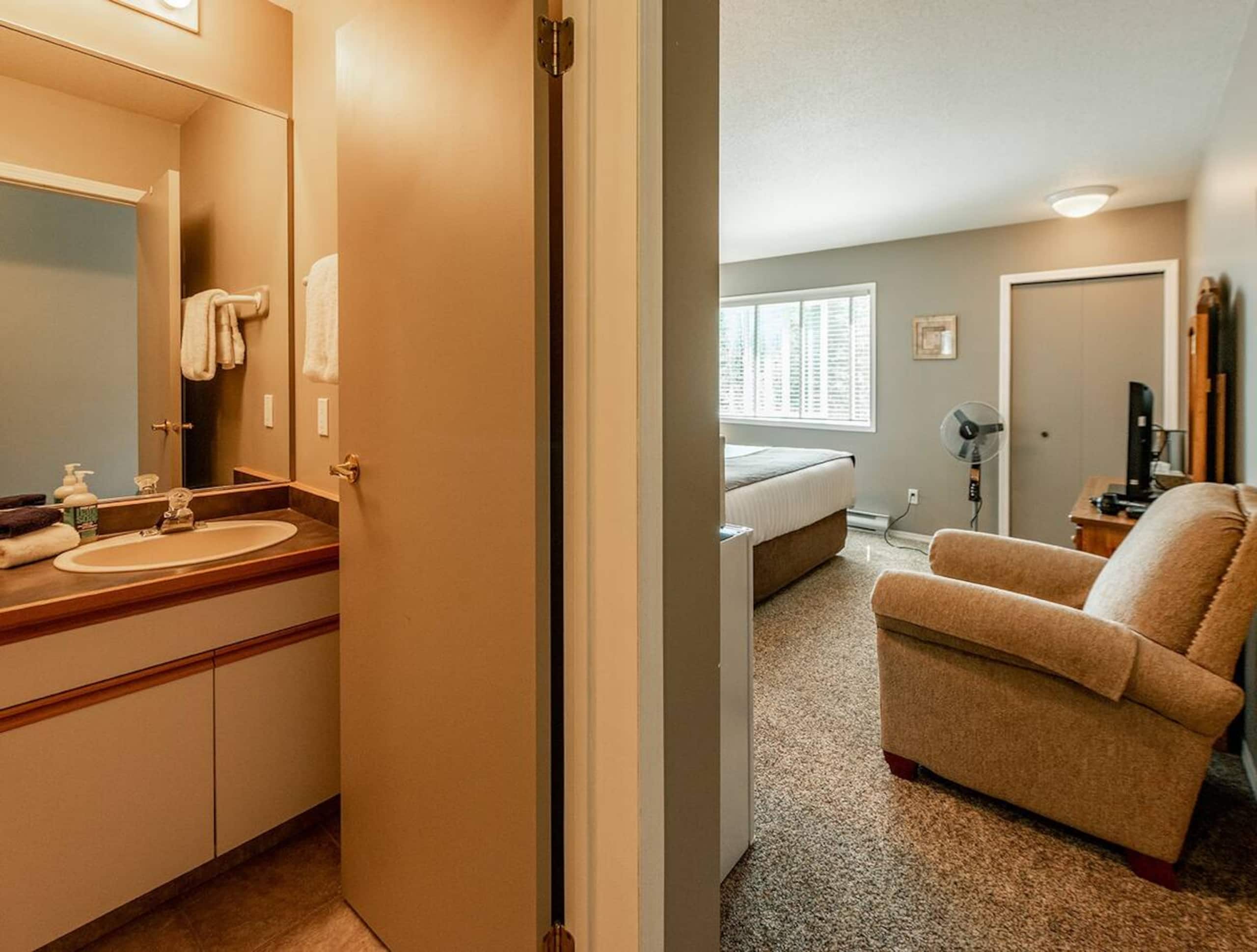 Private Suite | Sauna | Hot Tub - Photo 6