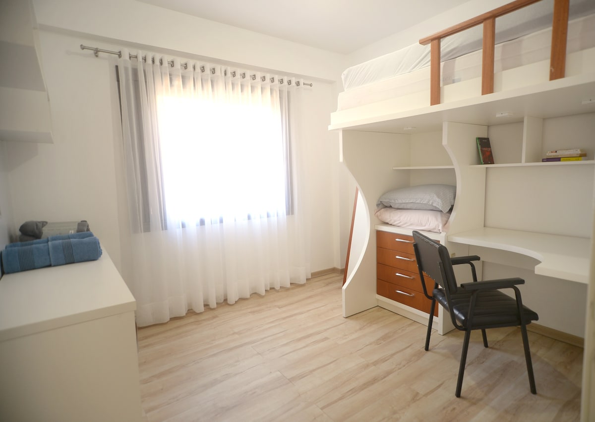 ¡Cama colgante para aquellos que buscan un alojamiento diferente! Dormitorio con colchón adicional. Una estación de trabajo con espacio para un ordenador, libros y una silla ergonómica.
