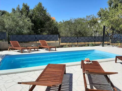 House Isla with heated pool,center, near the beach