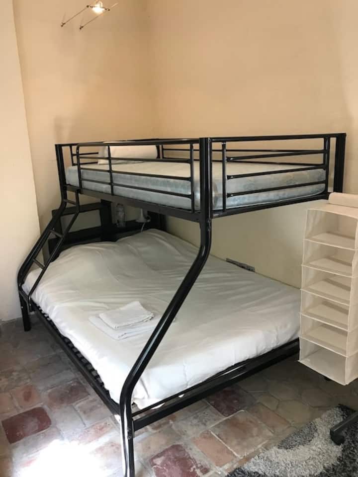 4号卧室位于1楼床140 * 200和两张床90 * 200