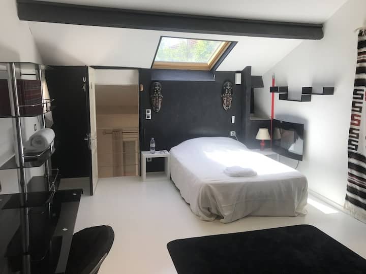 3号卧室设有淋浴间和独立卫生间，位于一楼140 * 200张床、电视。