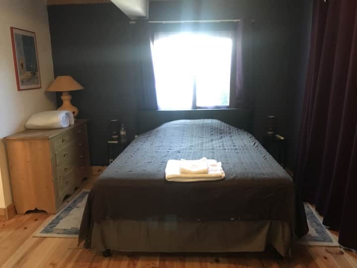 1号卧室配备按摩浴缸、浴室、厕所，位于一楼床160 * 200 ，电视。