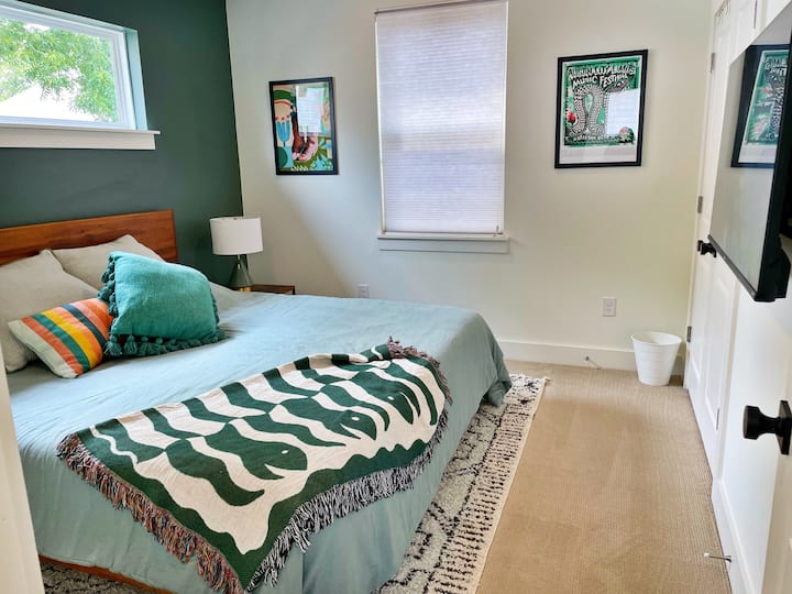 Bienvenue dans la chambre verte où vous trouverez un autre placard, un tout nouveau matelas king-size Layla, une télévision et plus encore !