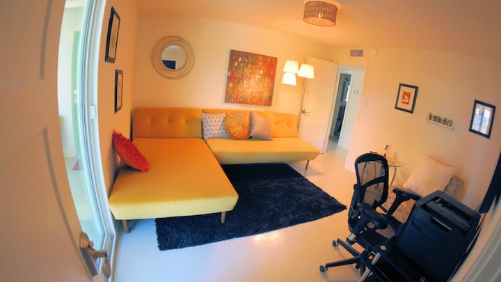 Ეს არის „მესამე საძინებელი“, რომელიც ასევე არის დენი და ოფისი. Დიდ სკამზე შესაძლებელია ერთი საშუალო ზომის ადამიანის ან ორი ბავშვის დაძინება. Დერეფანში არის კარი და აუზის გასრიალებული შუშის კარი. Კედელზე გიგანტური სმარტ-ტელევიზორია. 