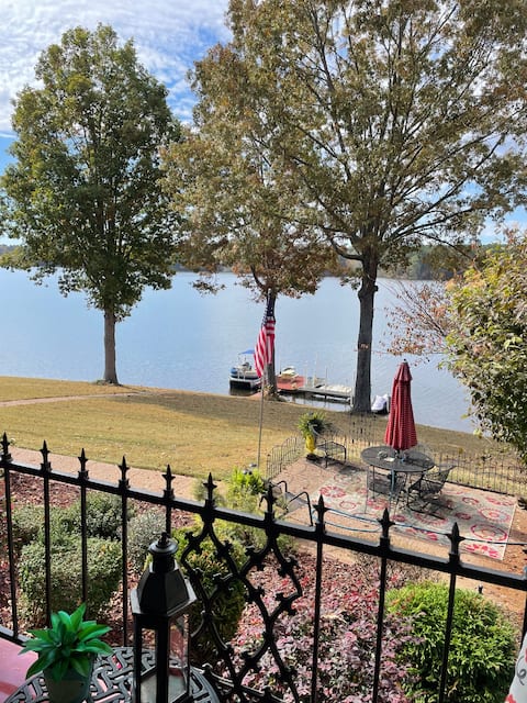 Lakeshore Cottage