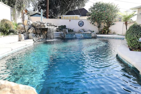 Irresistibly Cozy ~ Private, Spa, Pool, Pets