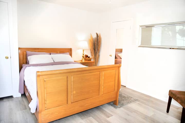 Dhomë gjumi e ndritshme dhe e ajrosur me dollap të madh