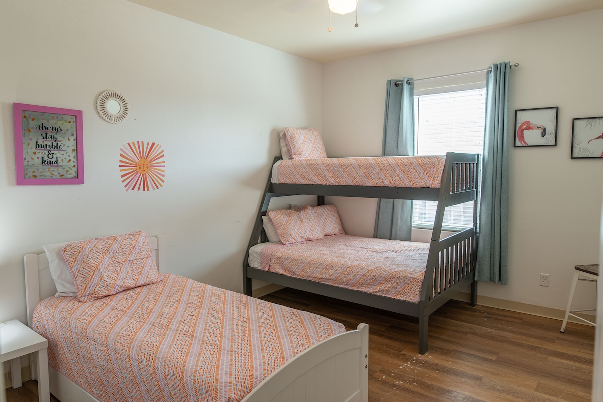 Dormitorio #2: dos camas individuales, una cama doble y una cama nido. No hay escalera. Usa el extremo de la cama para llegar a la parte superior. 