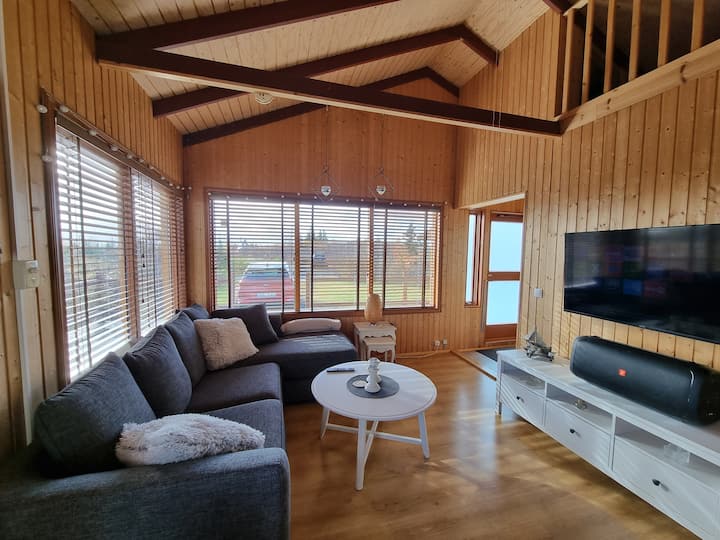 Cozy 3-bedroom Cabin With Stunning View - Islandia