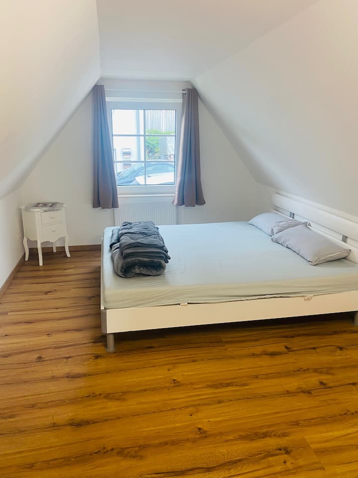 سرير مزدوج كبير 180 × 200
غرفة النوم 1 في الطابق العلوي 