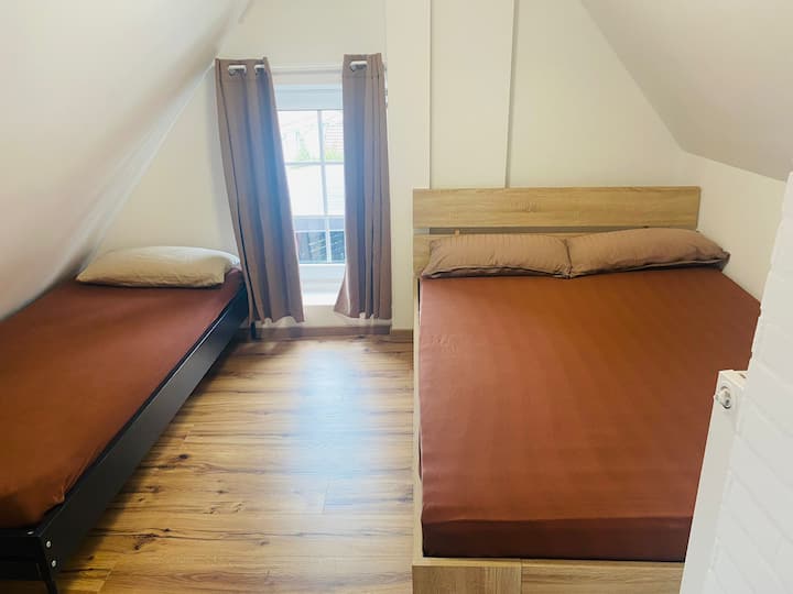 سرير 140 × 200
سرير 90 × 200
غرفة النوم 2 في الطابق العلوي 