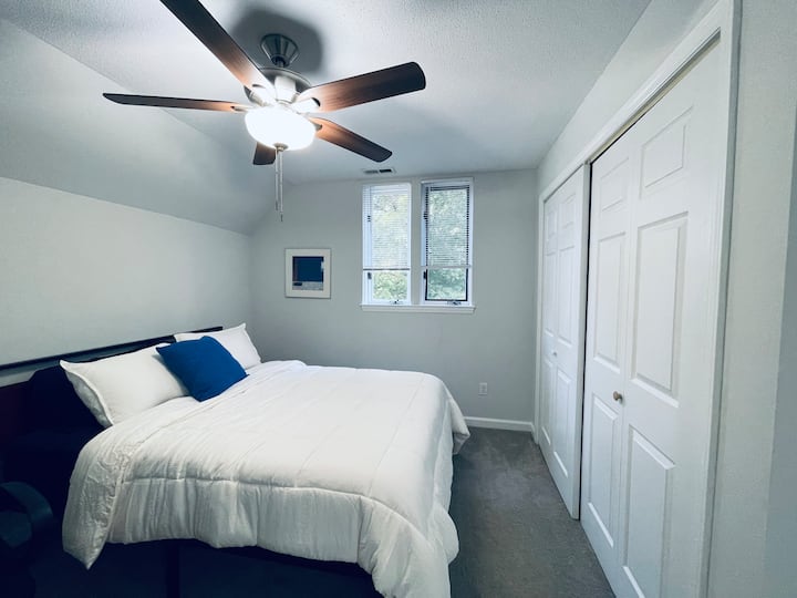 ห้องนอน 2 - เตียงควีนไซส์พร้อมที่นอนเมมโมรี่โฟมพื้นที่ทำงานส่วนตัวในห้อง