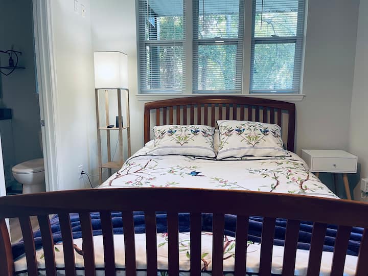 เตียงควีนไซส์พร้อมที่นอนเมมโมรี่โฟมและผ้าห่มนุ่มๆ ที่ชาร์จโทรศัพท์ด้วย