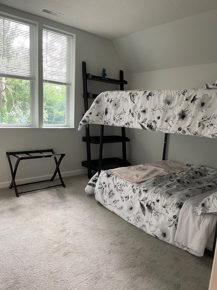 เตียงสองชั้นเต็มรูปแบบพร้อมที่นอนเมมโมรี่โฟม