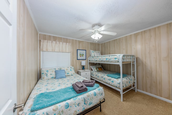 El segundo dormitorio cuenta con una cama tamaño queen y literas.