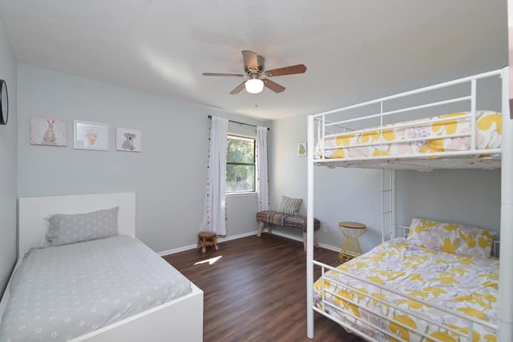 Cama individual, literas individuales.