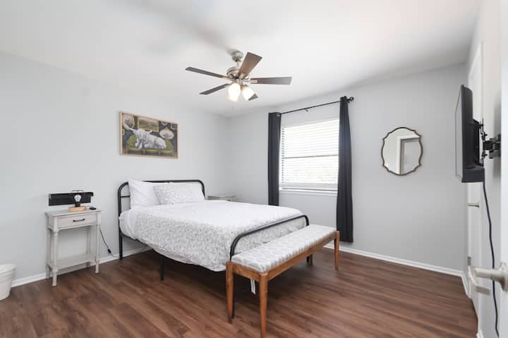 Dormitorio doble tamaño queen.