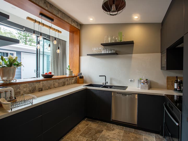 Ideally Located 2 Bedroom Executive Manly Home - Manly