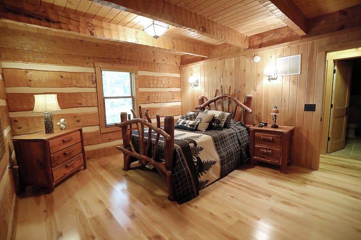 ชั้นหลักของห้องนอนใหญ่พร้อมเตียงควีนไซส์