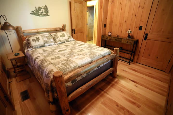 ห้องนอนที่ 2 เตียงควีนไซส์อยู่ชั้นหลัก