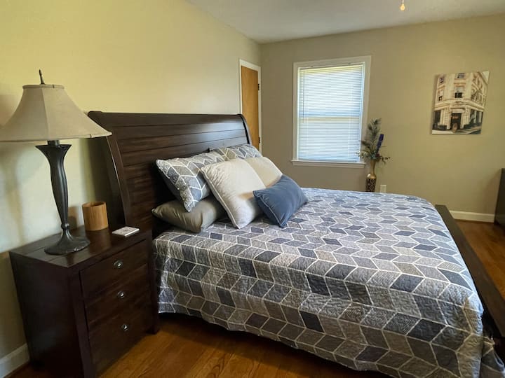 ห้องนอนใหญ่เป็นที่พักที่สวยงามพร้อมการตกแต่งสไตล์แอฟริกัน เตียงเป็นเตียงคิงไซส์และนั่งต่ำอย่างจงใจ