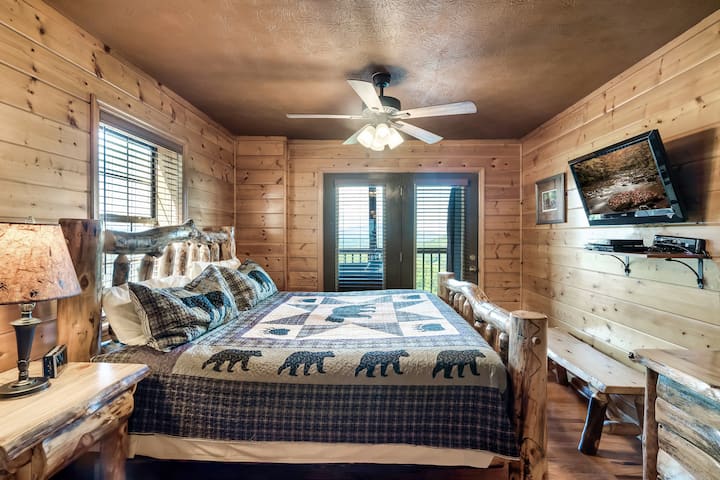 ห้องนอนหลักที่ 2 (ชั้นกลาง) มีทางไปชั้นล่างและทิวทัศน์เตียงคิงไซส์ทีวีจอแบนพัดลมเพดาน