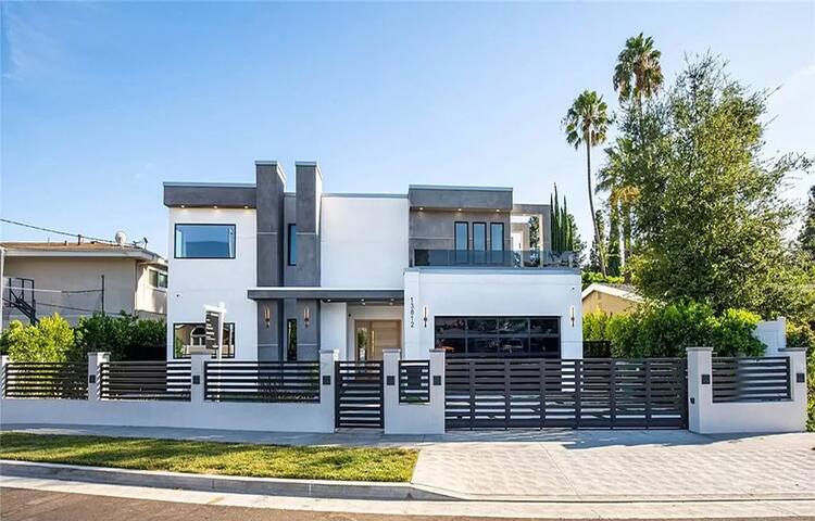 Oasis Villa w/ private pool gallery image 2