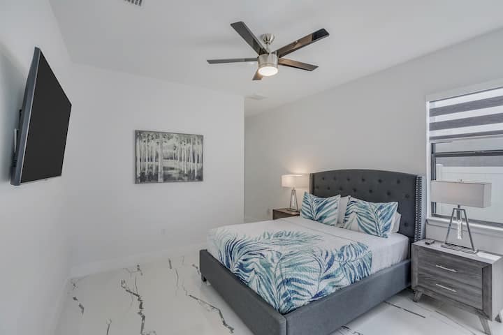 2nd master bedroom with private bathroom