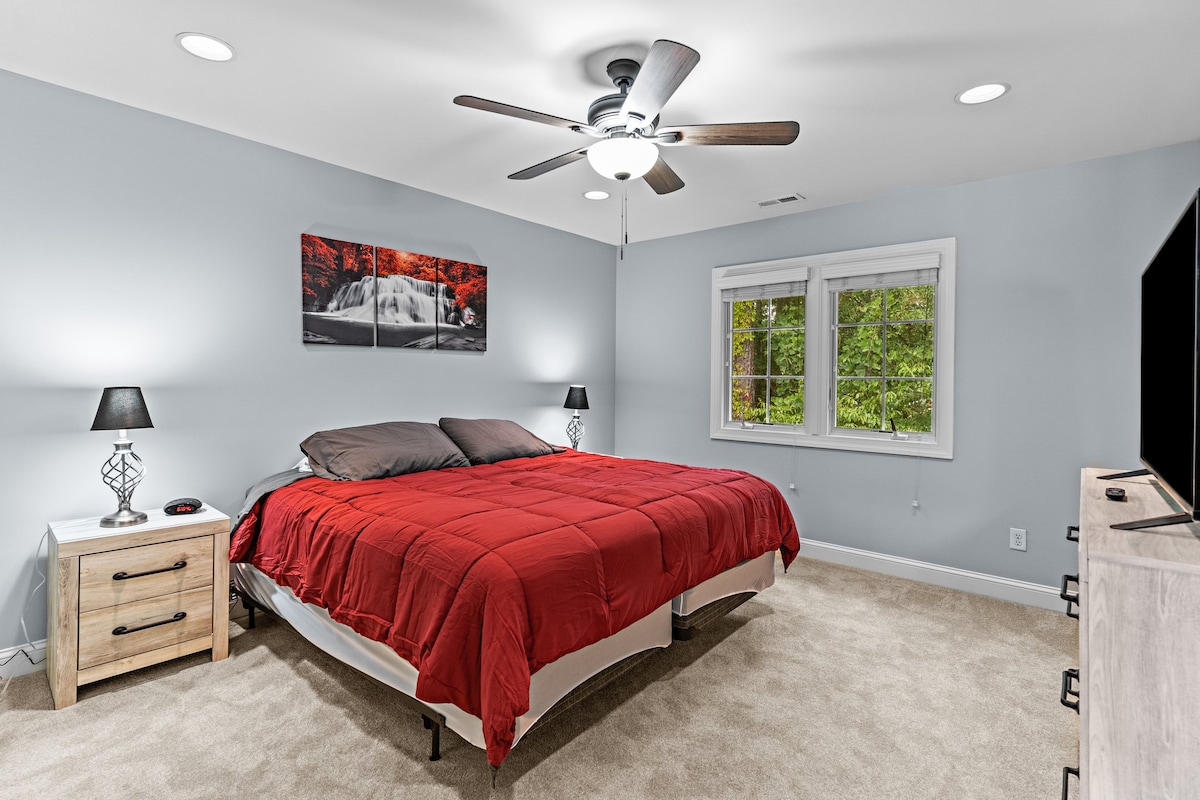 cama en el nivel superior con baño privado completo